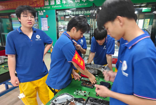 都江堰市汽修学校毕业后分配工作吗