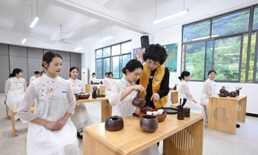 湘西州有学制茶的中职学校吗