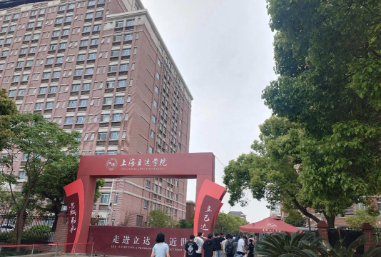 上海立达学院在郊区吗