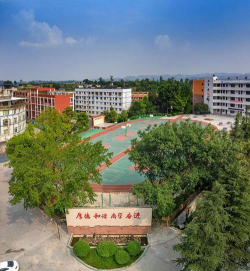 四川省三台县禾加初级中学校环境