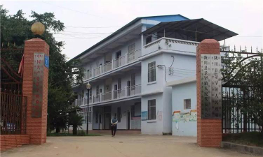 陇川县景罕中学环境