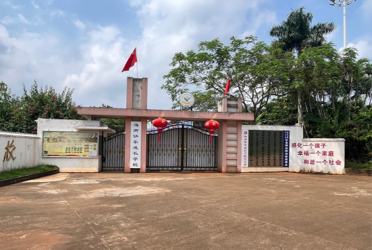 罗城县宝坛乡四堡附中环境