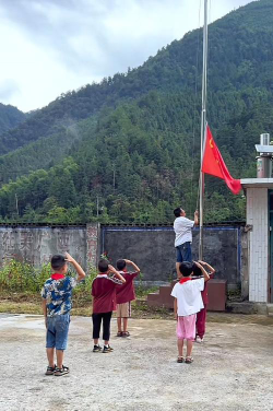 昆仑镇聂村小学环境