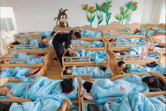 小的睡幼儿园环境