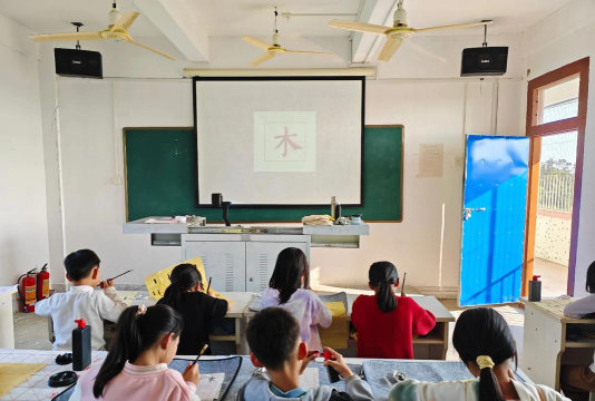 惠来县靖海镇月山小学环境