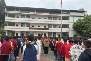 蓬安县龙云镇中心小学校环境