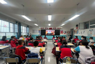 乌图布拉格镇中学环境