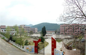 岑巩县羊桥乡春凤中学环境