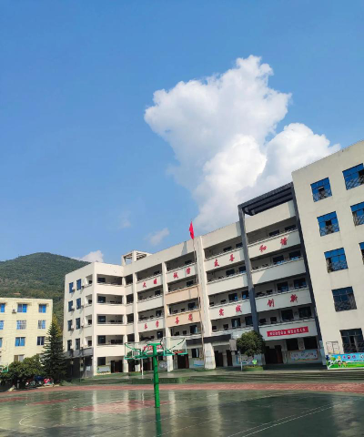 乐山市谭坝乡学校环境