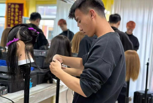 南阳小乐化妆美发美甲纹绣培训学校环境