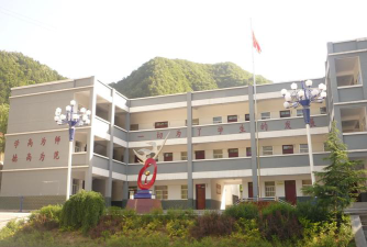 山阳县两岭乡马鹿坪九年制学校环境
