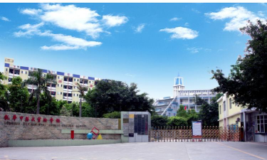 深圳市龙华中英文实验学校环境