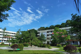 龙街镇马踏中学环境