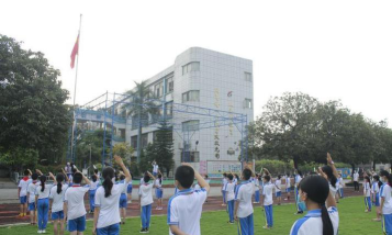 己连拿小学环境