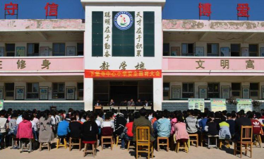 下堡寺镇中学环境