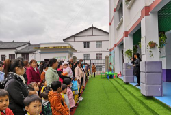 三台县光辉镇望江村幼儿园环境