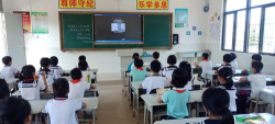 曲界中心小学环境