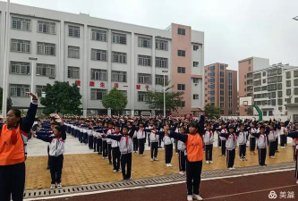 镇江镇中心小学户外活动场地