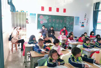 蓝钟中心小学户外活动场地