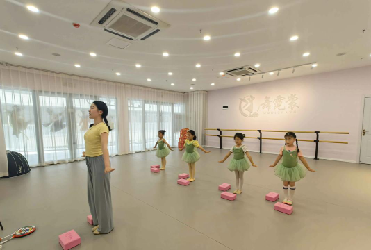 杞县七彩星艺术培训中心户外活动场地