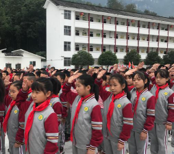 建始县景阳镇民族小学户外活动场地