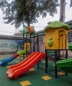 栖霞市亭口陡崖幼儿园户外活动场地