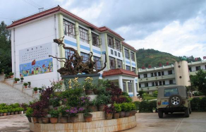 宾川县宾居镇第二初级中学户外活动场地