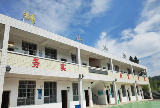 信宜市怀乡镇狮山小学户外活动场地