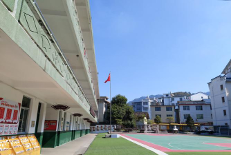 江油市义新学校户外活动场地