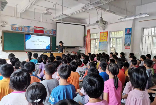 信宜市白石镇官山小学户外活动场地