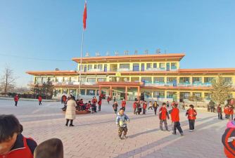 华亭县策底乡策底坡村幼儿园户外活动场地