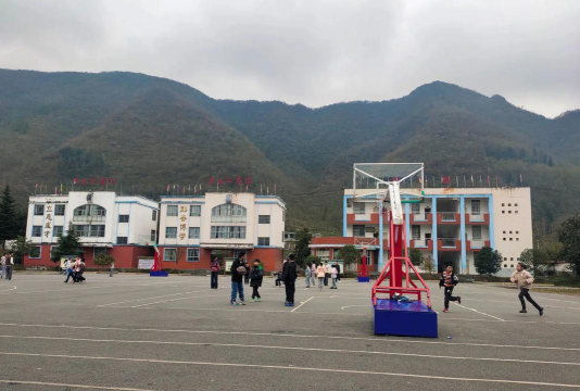 镇雄县黑树镇黑树中心小学户外活动场地