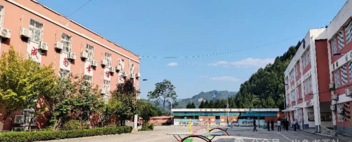 辋川乡初级中学户外活动场地