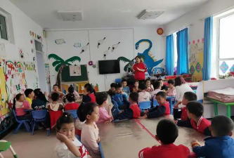 和布克赛尔县幼儿园户外活动场地