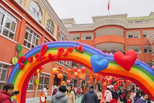 拜城县鸿艺幼儿园户外活动场地