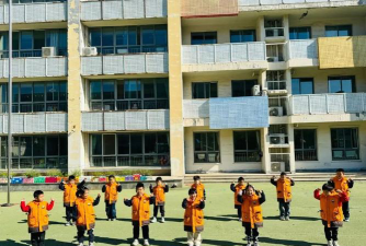大风车中心幼儿园户外活动场地