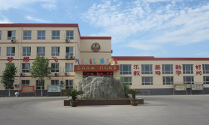 冈上镇万舍小学户外活动场地