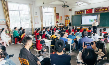 罗城县宝坛初中户外活动场地