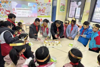 崇义县长龙中心小学户外活动场地
