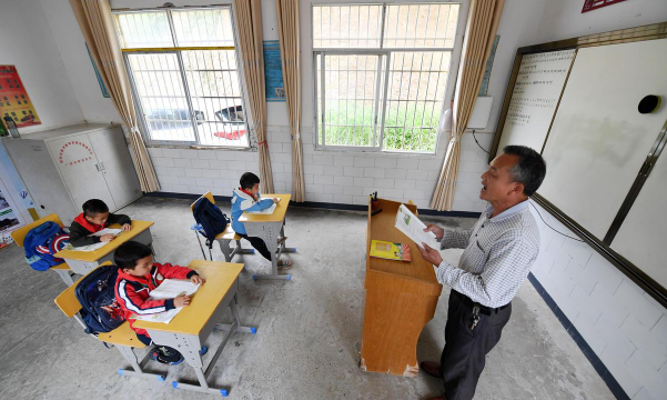 阳山县高峰岩背教学点户外活动场地
