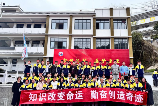 文县口头坝九年一贯制初中部户外活动场地