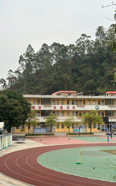 大湾镇青坑大江教学点户外活动场地