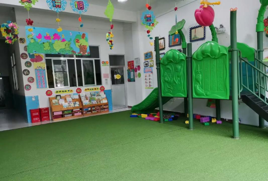 精河县八家户农场英才幼儿园户外活动场地