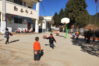 武定县发窝乡中心小学户外活动场地