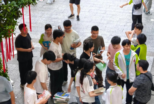 市场中学户外活动场地