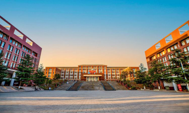 滇池学院户外活动场地