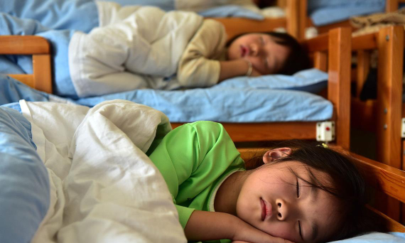 小的睡幼儿园户外活动场地
