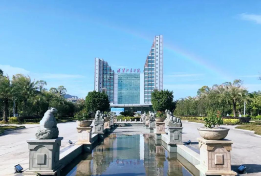 福建江夏学院户外活动场地