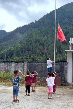 巴州区龙背乡中心小学户外活动场地