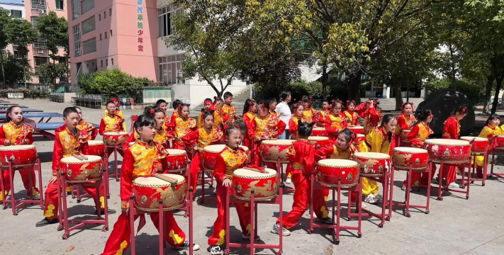 犁倭乡打鼓初中班户外活动场地